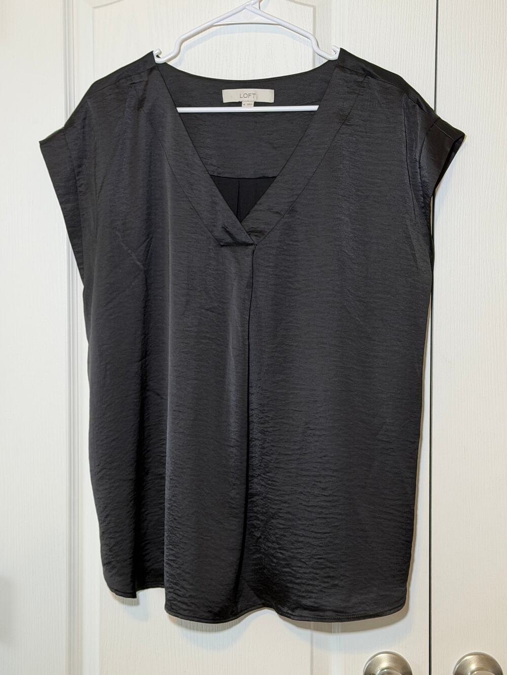 LOFT Black Satin V-Neck Cap Sleeve Blouse Pleated Front Top Womens Size XL